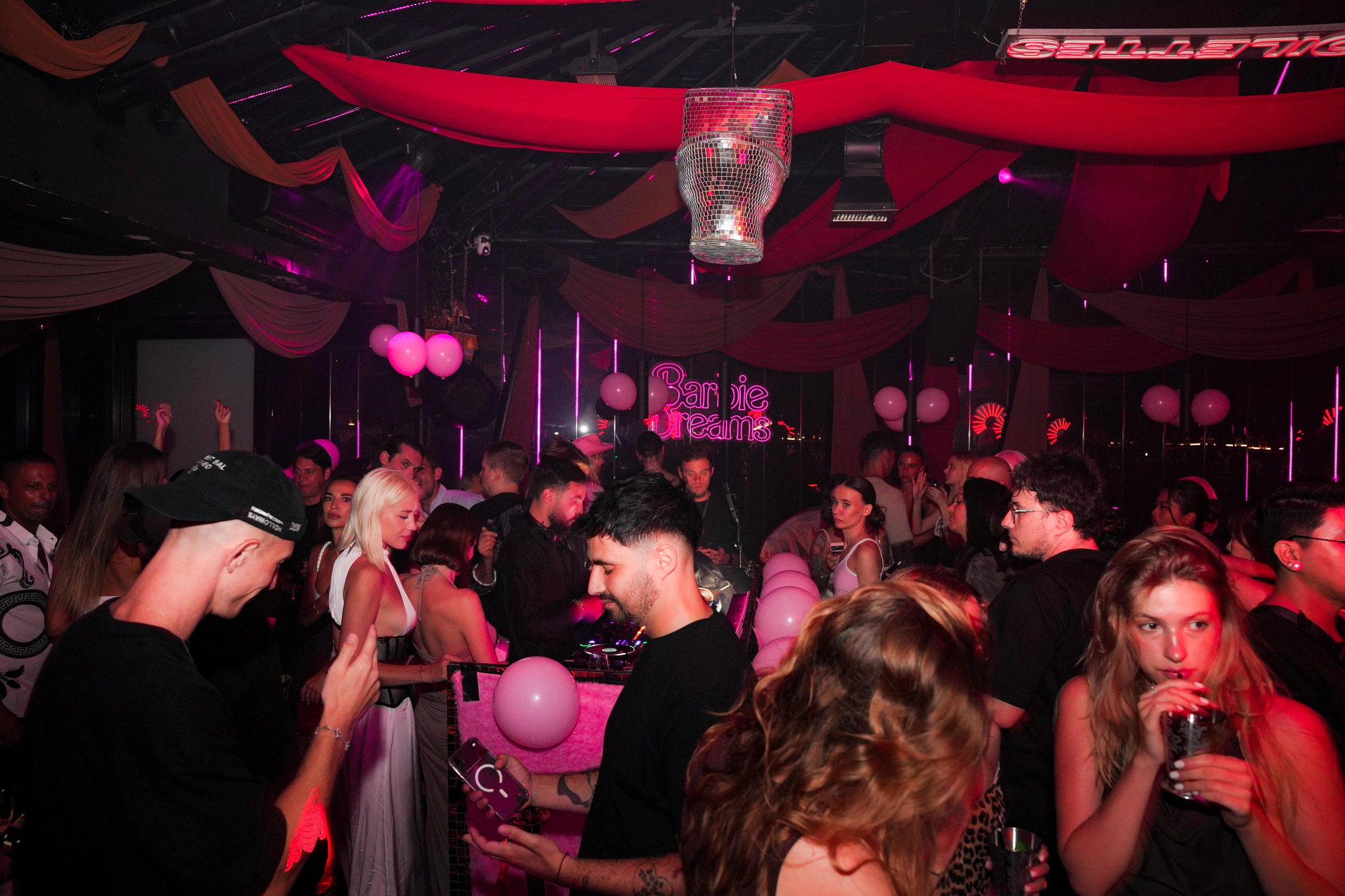 Party atmosphere at Les Toilettes night club